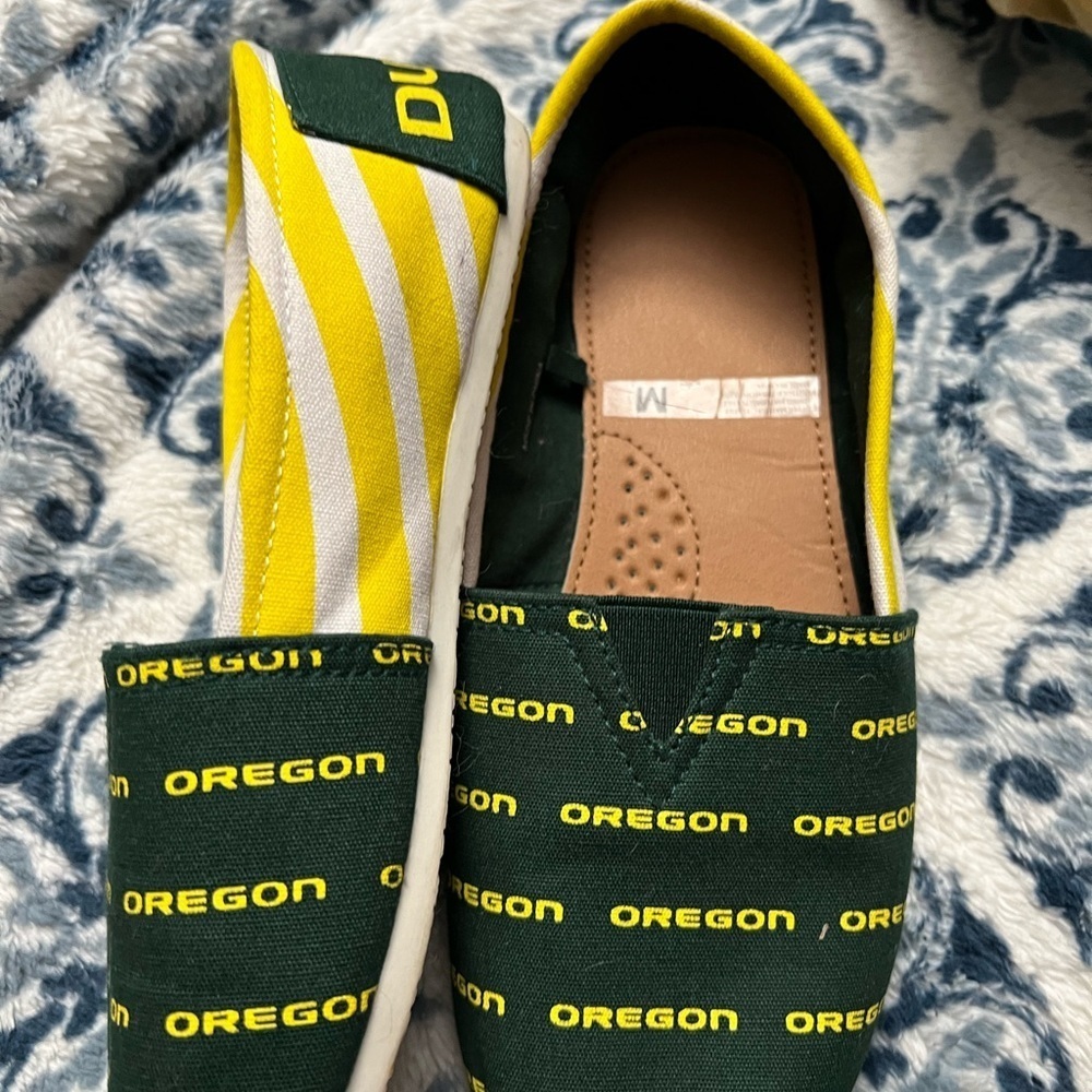 Oregon Ducks SZ M Women’s Shoes 7/8 Slip on Canvas Yellow Green Tom’s look alike - Picture 2 of 11
